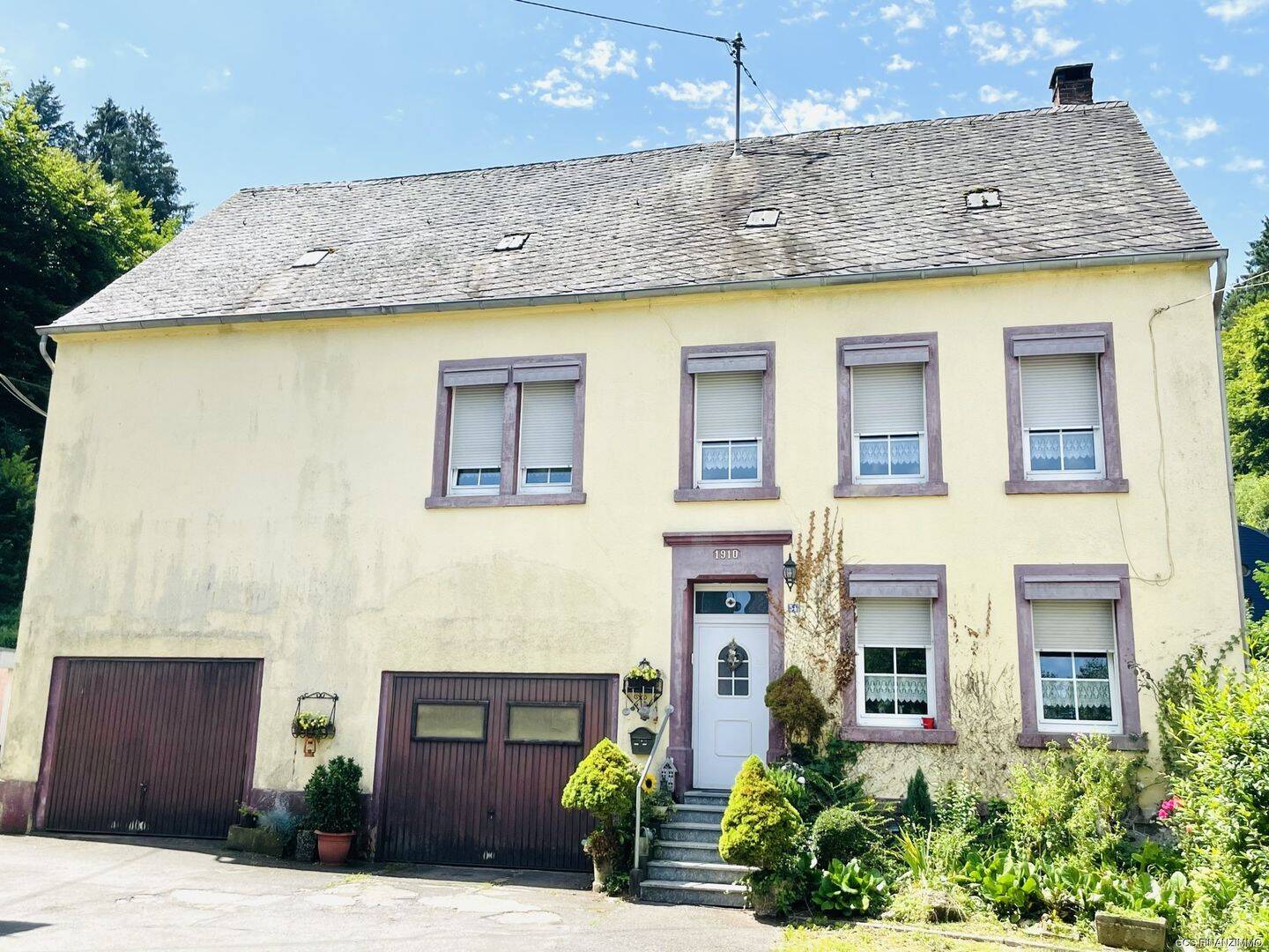 Neuer Preis! Großes Wohnhaus mit 2 Doppelgaragen und Ausbaupotential, 54306 Kordel