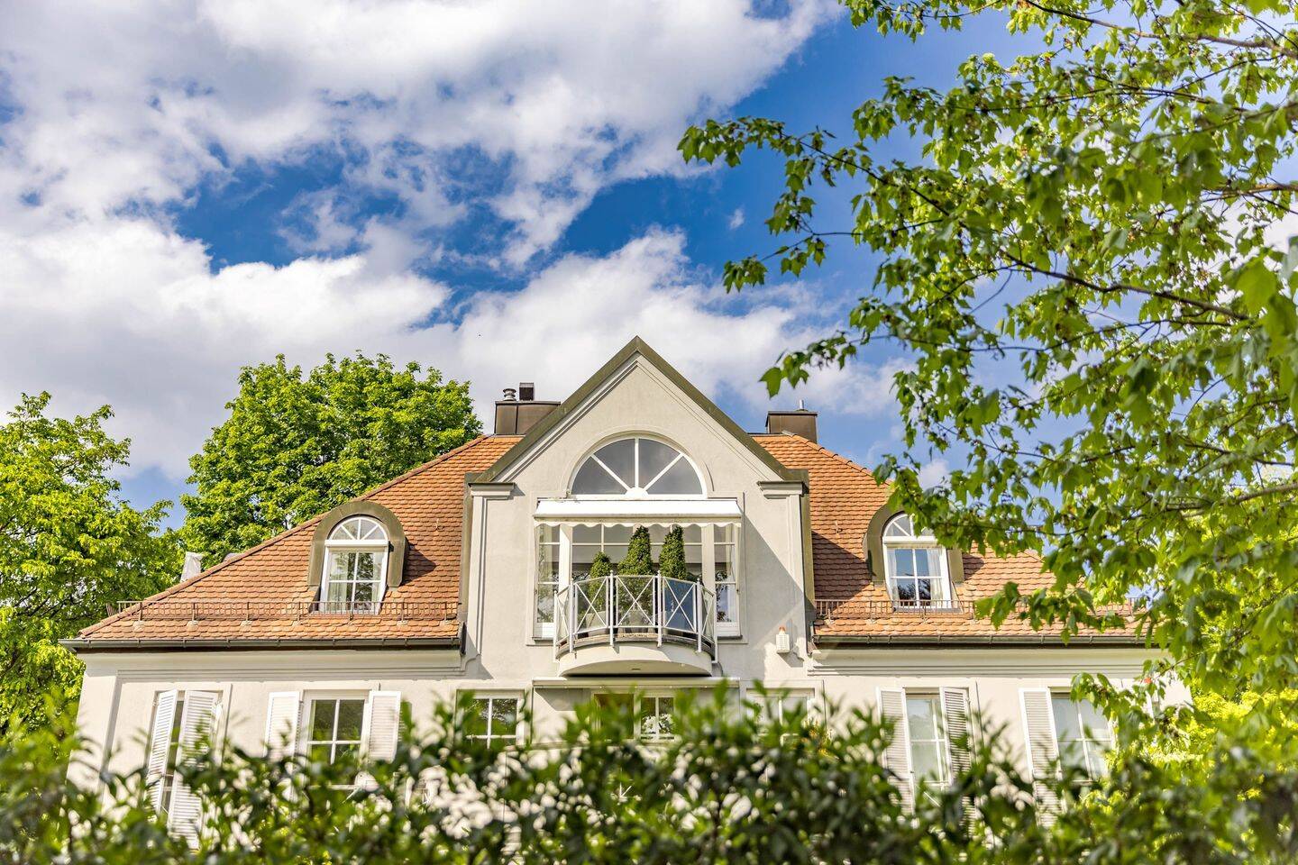 Architektonische Grandezza in Bestlage. Stilvolles Wohnen mit Château-Flair., 81679 München (Bogenhausen)