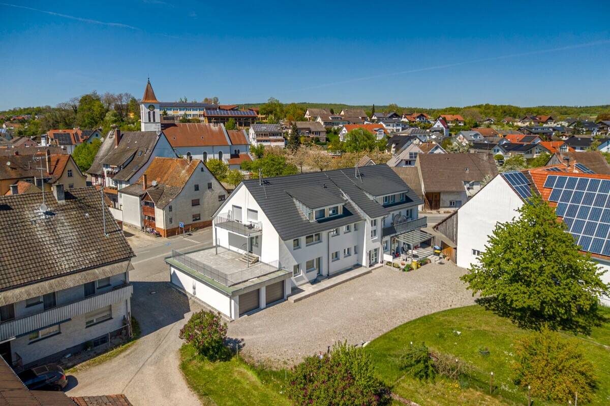 Viel Platz für neue Wohnideen – Großzügige Erdgeschosswohnung, 78269 Volkertshausen