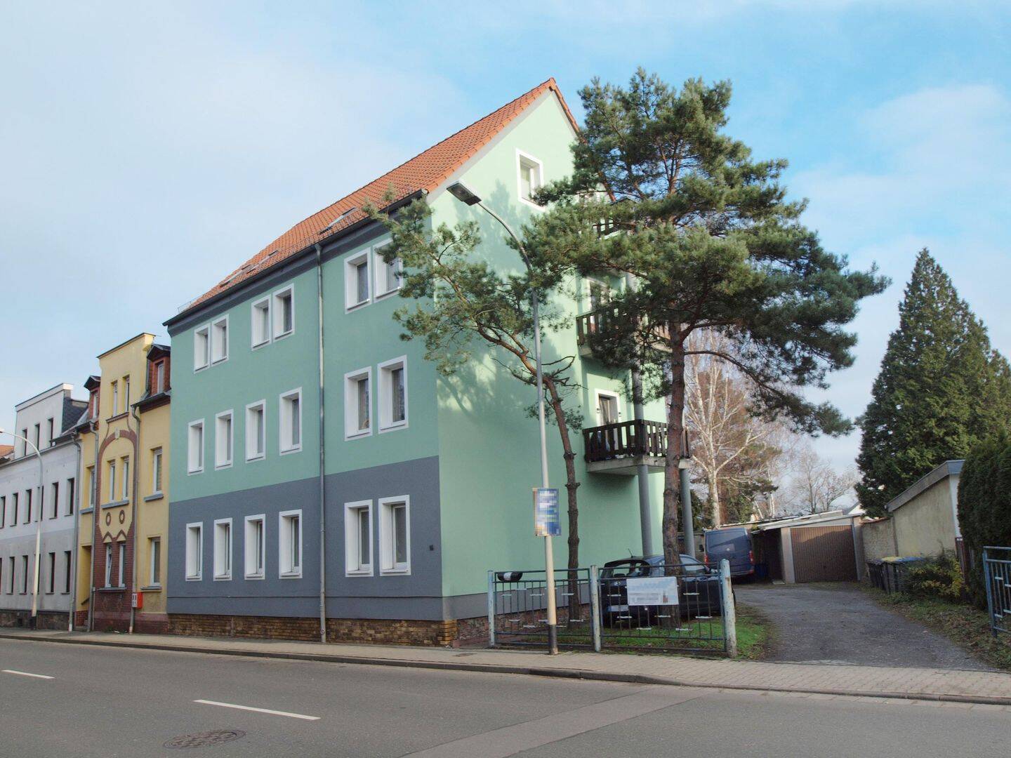 Perfekt für Singles! Mit EBK! Tolle 1-Zimmer-Wohnung in zentraler Lage + Süd-Balkon + Dusche + Stellplatz, 4539 Groitzsch