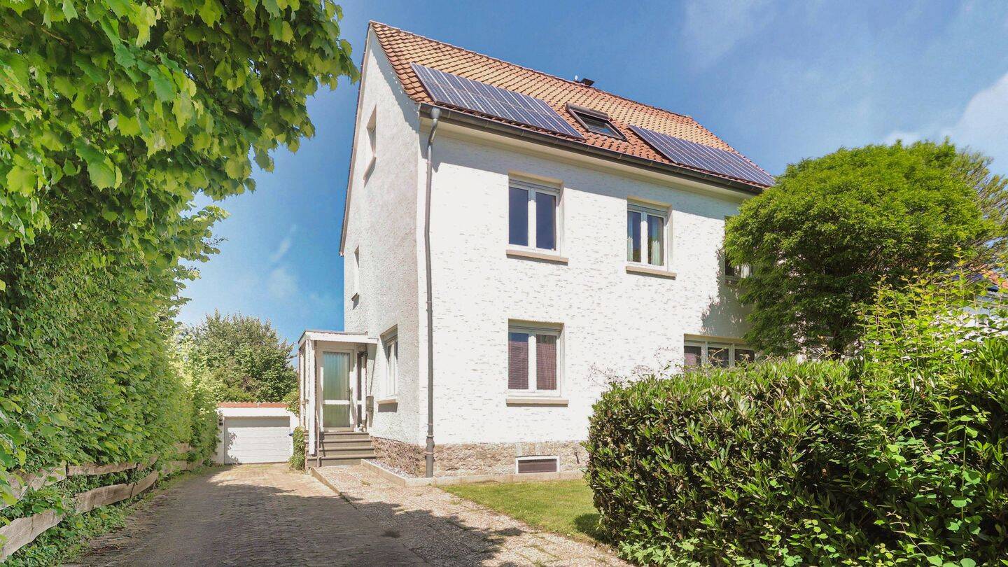 Großzügiges Einfamilienhaus in bevorzugter Wohnlage (Sackgasse), mit schönem Garten und fußläufig zur Innenstadt, 32756 Detmold