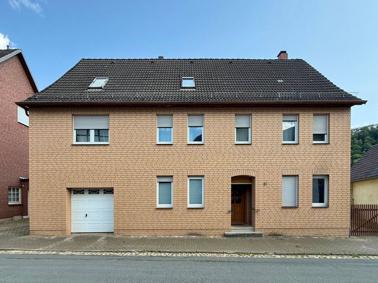 Großzügiges Wohnhaus mit Wintergarten, Dachterrasse und großem Garten in reizvoller Weserberglandlage, 37619 Bodenwerder