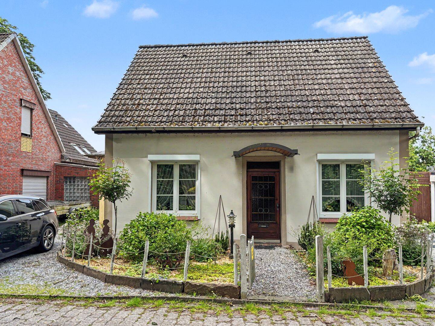 Nordenham: Einfamilienhaus mit Garage, Garten, Partyraum und überdachter Terrasse, 26954 Nordenham