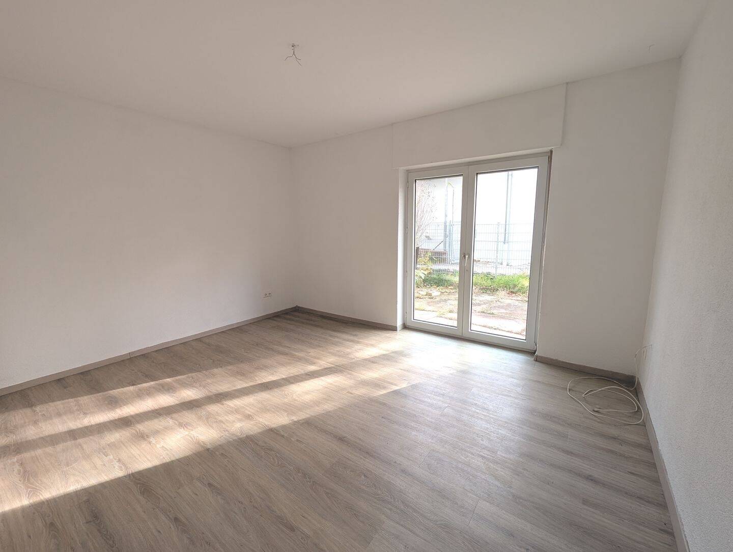 Zentral und dennoch ruhig: Helle EG/Souterrainlage mit Terrasse zum Wohlfühlen, 76726 Germersheim