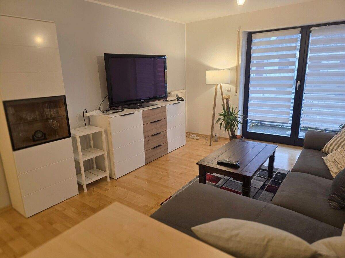 Möblierte 2-Zimmer-Wohnung mit Balkon in Rosenheim, 83022 Rosenheim (Happing Innenstadt Ost Süd West)