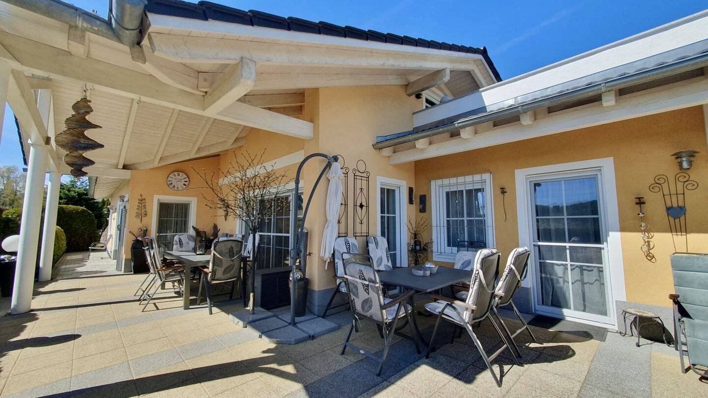 Exklusiver, energieeffizienter Bungalow mit Dachterrasse, Wellnessbad, Panorama und Traumgarten – Spiegelau, 94518 Frauenau