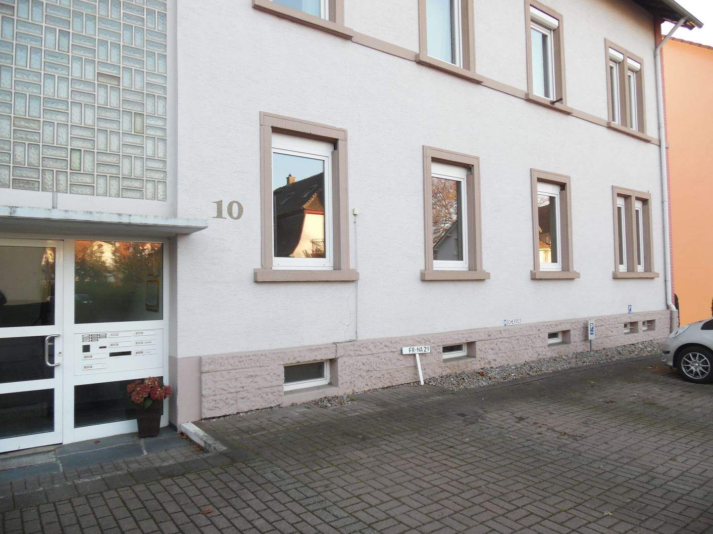 Im Zentrum von Bad Krozingen schöne große 4,5 Zi. ETW im Erdgeschoss mit EBK, Balkon, Keller, TG und Pkw-Stellplatz im Freien, 79189 Bad Krozingen
