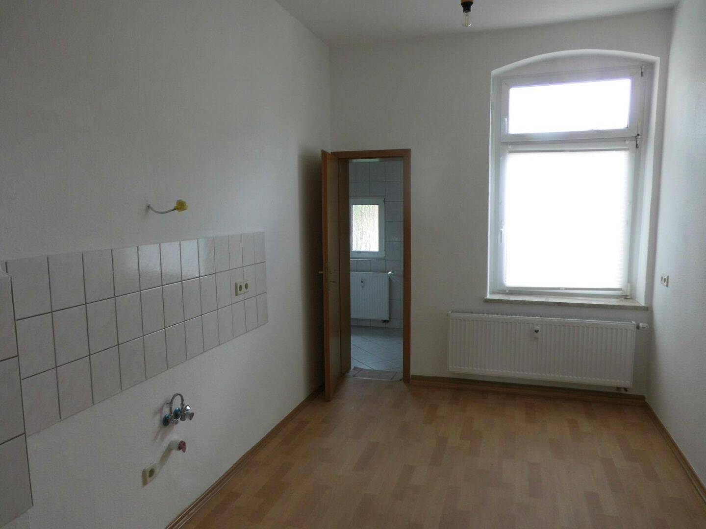 2-Zimmer-Erdgeschoß-Wohnung mit großer Küche mit Eßplatz, Wannenbad mit Duschaufsatz und Sitzterrasse im Hof/Hausgart…, 8468 Heinsdorfergrund