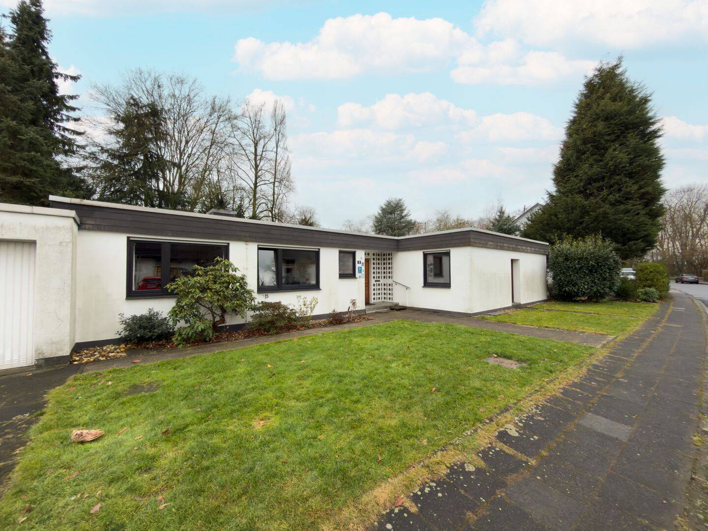 Wohnen, Anbauen, Aufstocken, Neubauen: Freistehender Bungalow auf 1.225 m² Grundstück