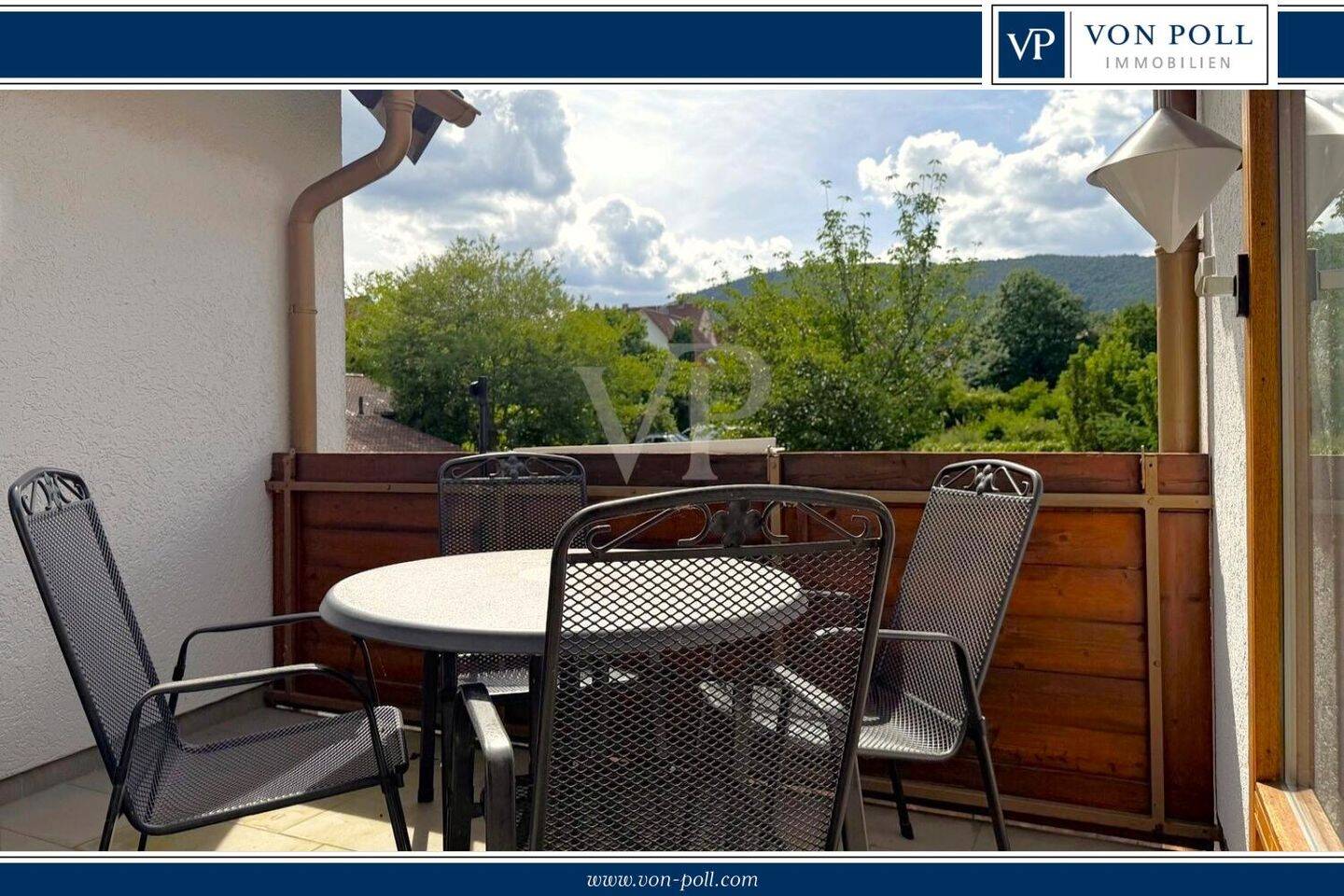 Zwei Häuser, verbunden durch einen Steg – Einfamilienhaus mit Loggia und Aussicht, 76835 Burrweiler