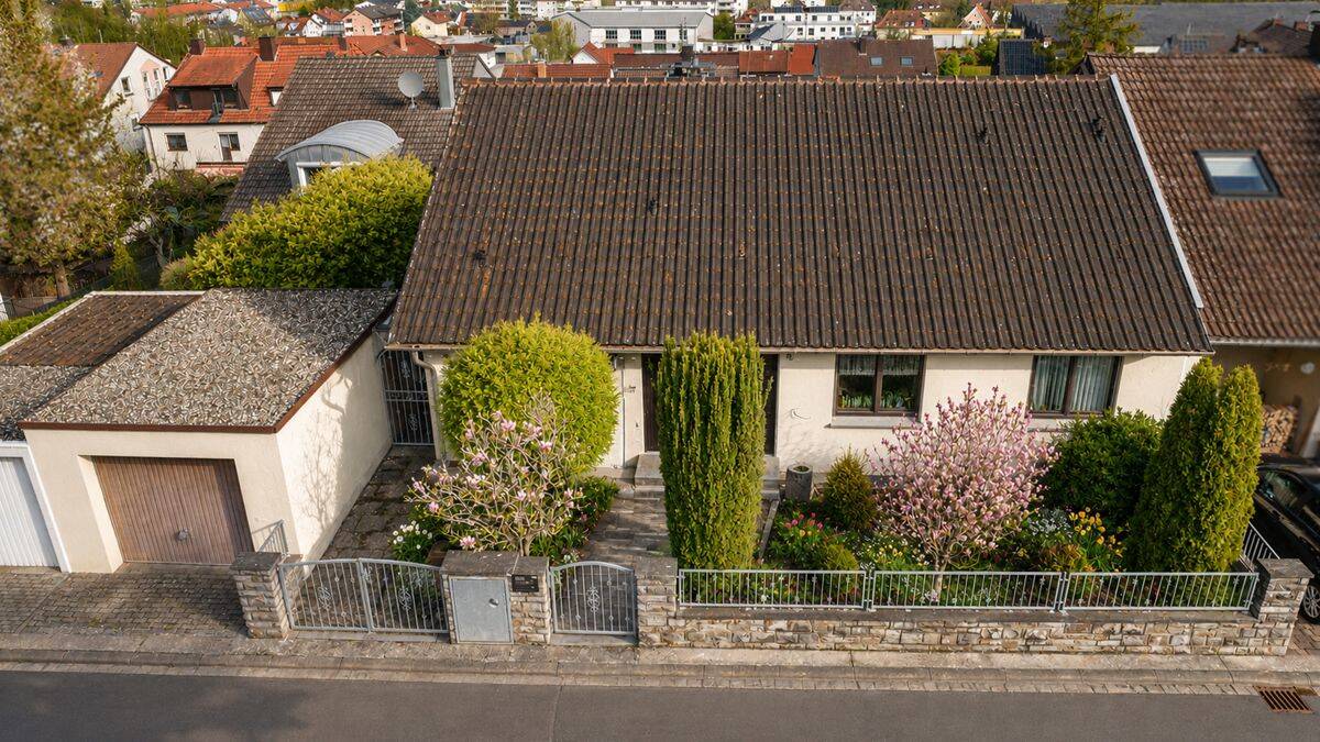 Großzügiges Anwesen mit Weinbergblick, Gartenidylle und weiterem Baupotenzial, 97084 Würzburg (Heidingsfeld Heuchelhof Rottenbauer)