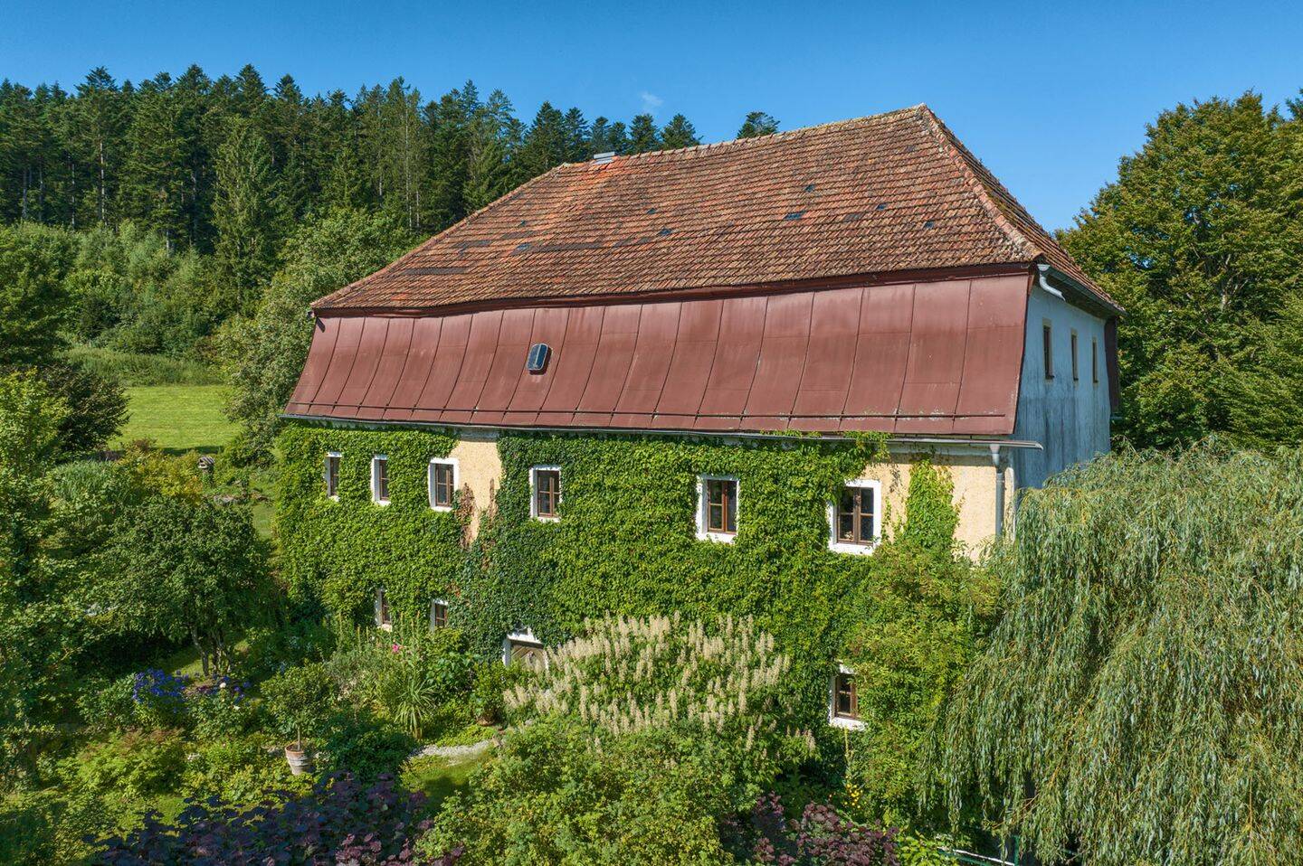 Denkmalgeschütztes Wohnhaus aus dem 18. Jahrhundert, ehemaliges Mühlengebäude in idyllischem Garten, 94110 Wegscheid