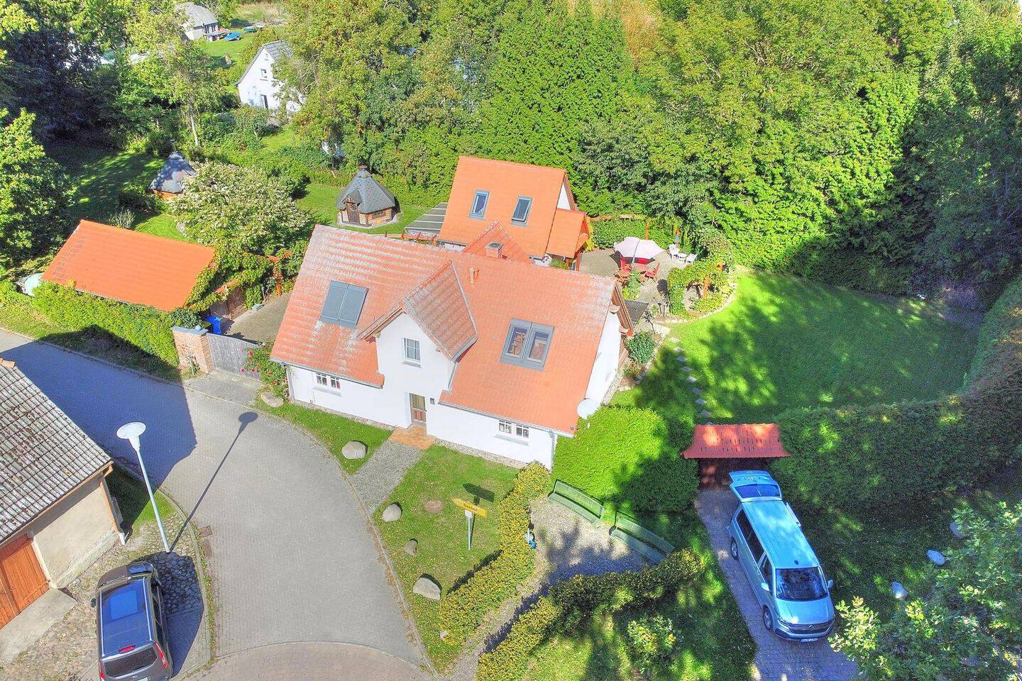 2 Charmante Häuser mit 3 Ferienwohnungen & Sauna – ca. 4 min. zur Ostsee, 18569 Gingst