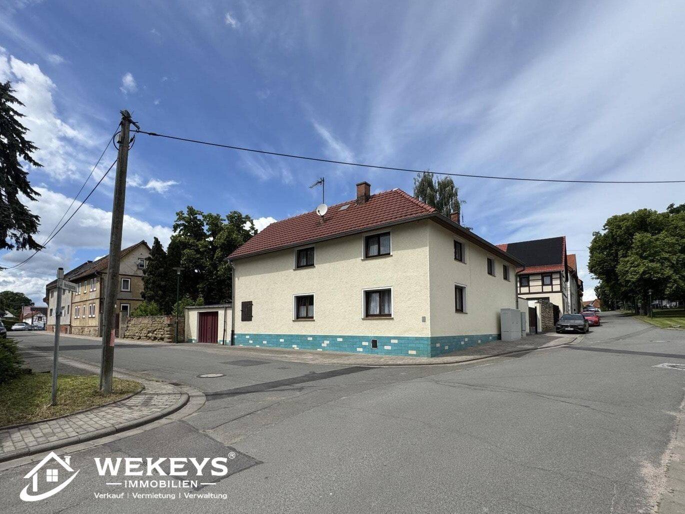 Einfamilienhaus mit Hof und Nebengebäuden in ruhiger Ortslage, 99869 Drei Gleichen