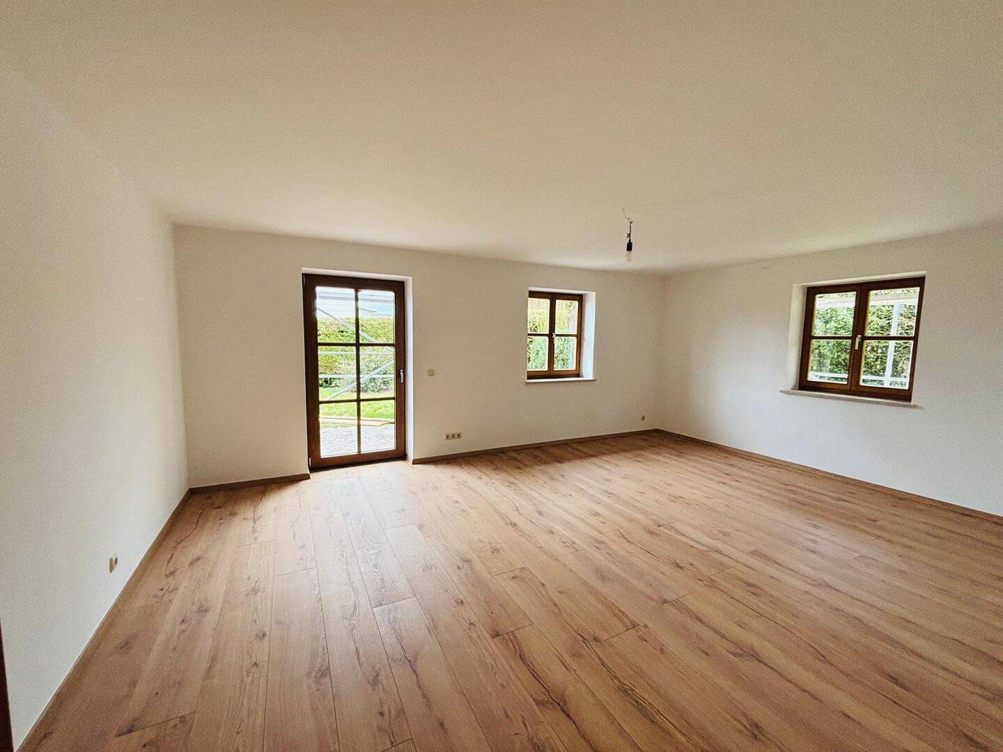 Renovierte 5-Zimmer Maisonettewohnung mit schönem Garten in ländlicher Lage. Sofort verfügbar!, 84094 Elsendorf