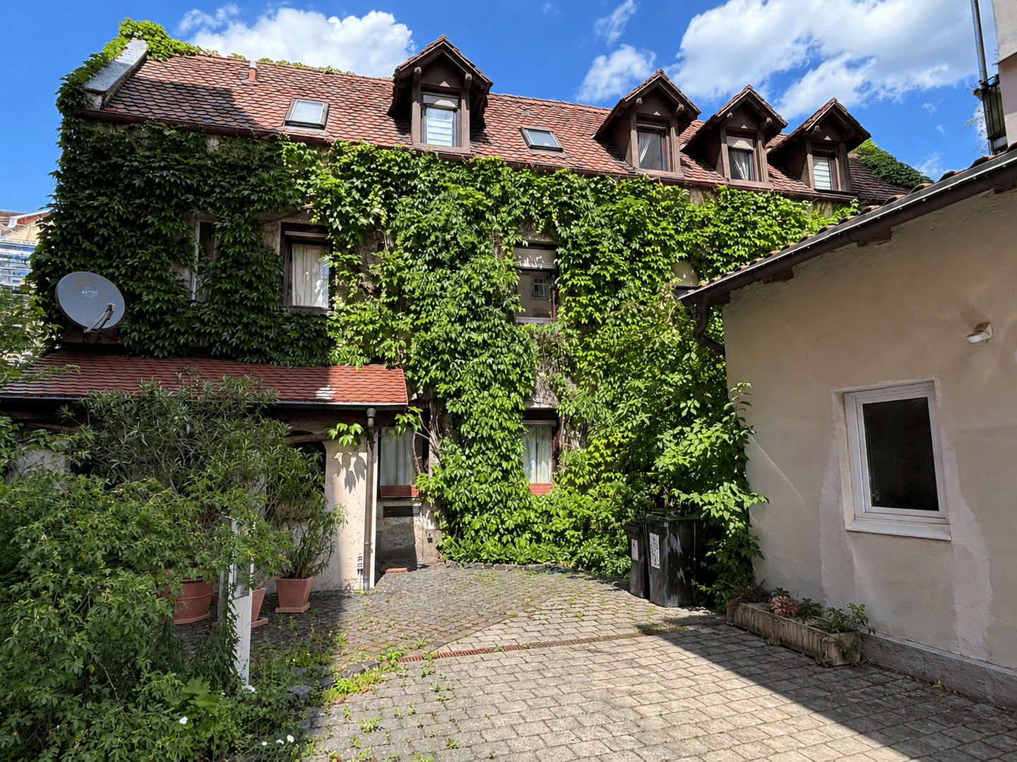 Historisches Einfamilienhaus mit Charme und vielseitigem Nebengebäude in Nürnberg-Bleiweiß, 90461 Nürnberg