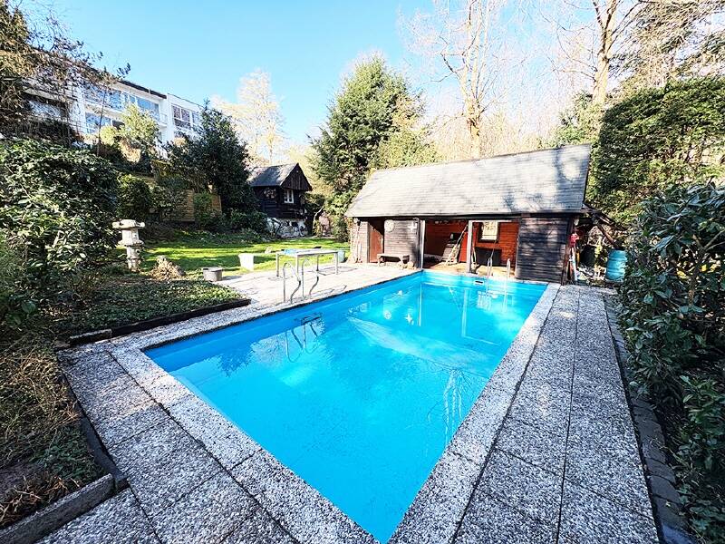 Lichtdurchflutetes Reihenmittelhaus mit Gartenparadies und Außenschwimmbecken am Ennert, 53229 Bonn