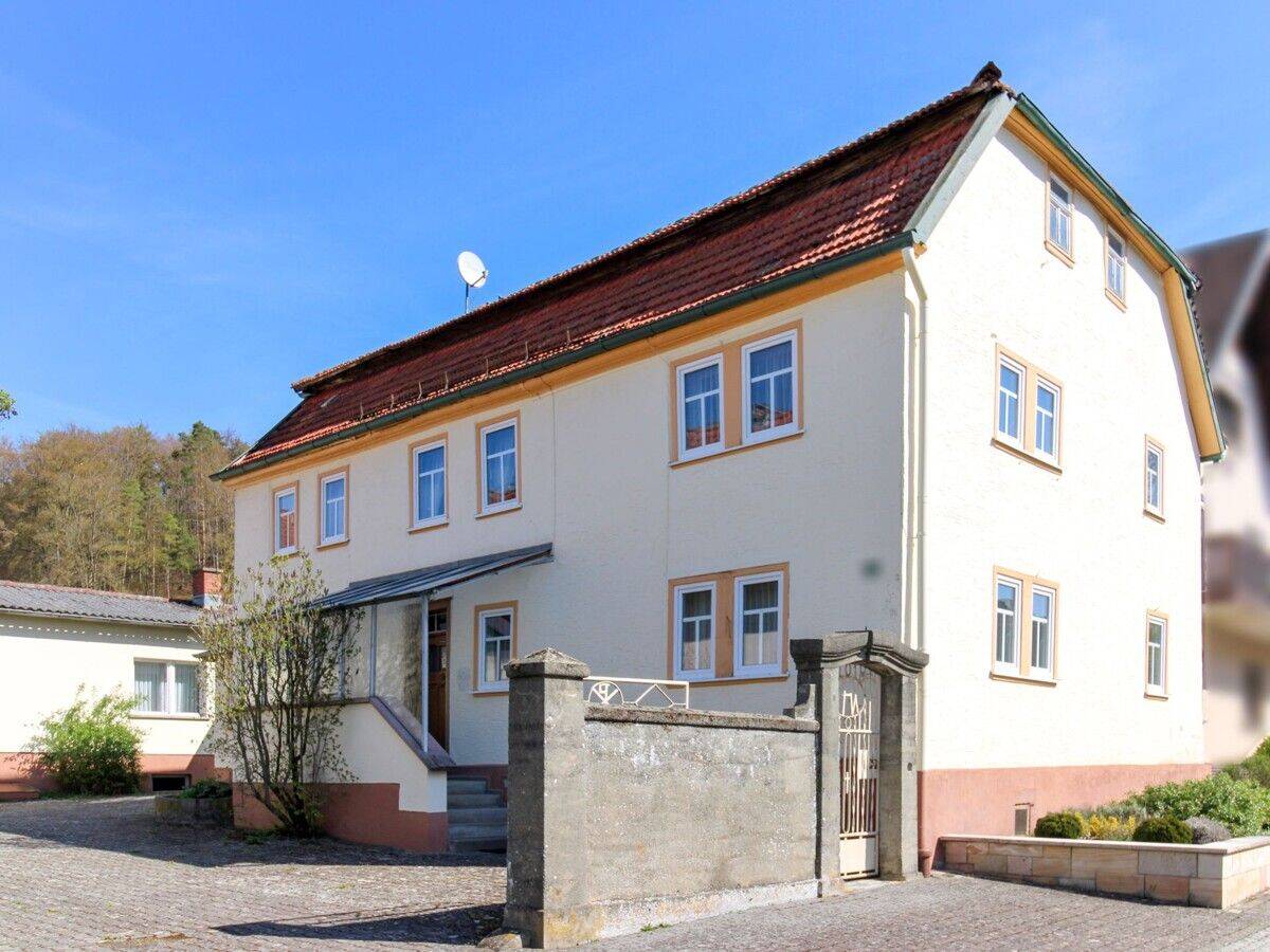 Denkmalgeschütztes Pfarrhaus mit großem Nebengebäude in Schleid-Kranlucken, 36419 Buttlar