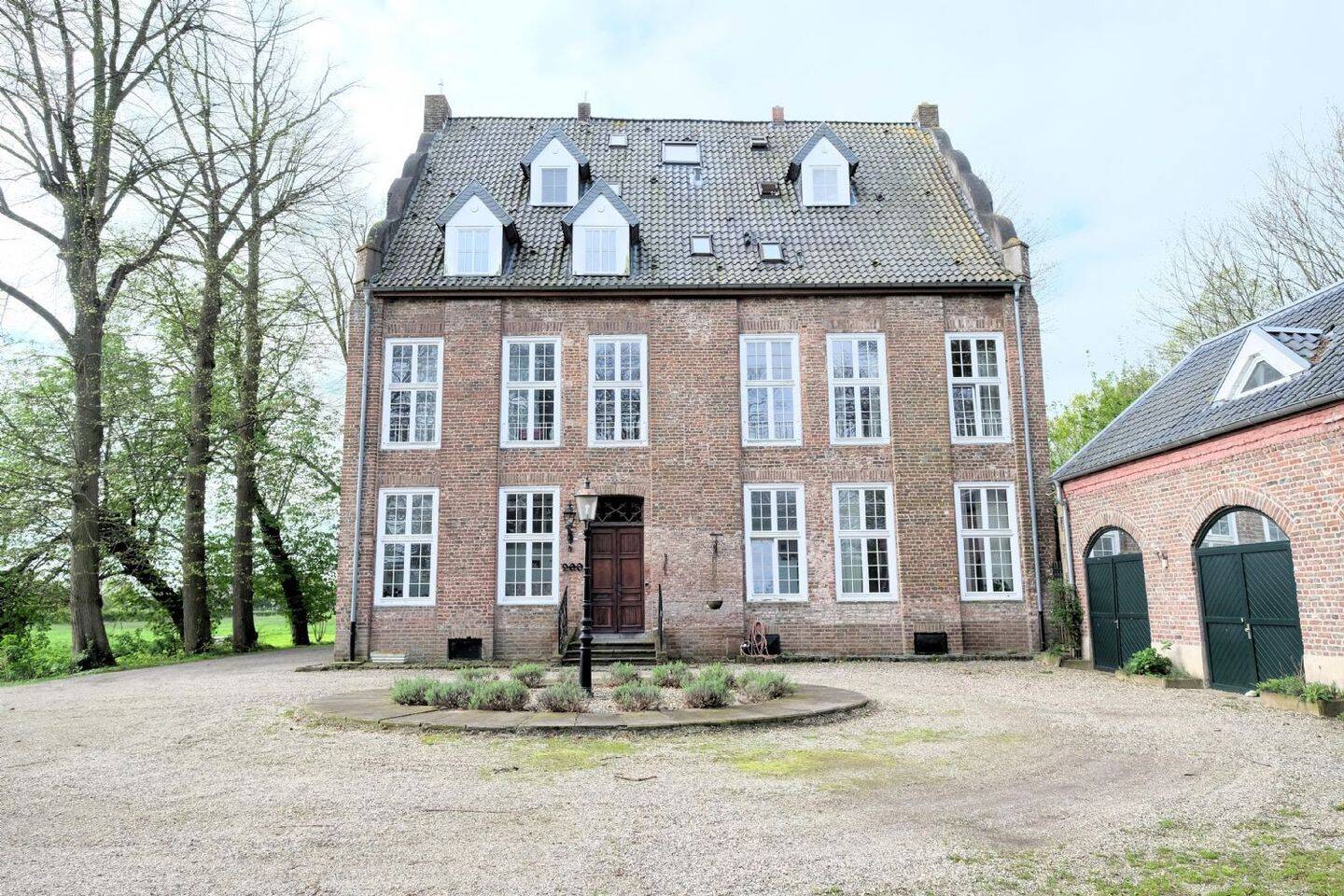 Appartement in monumentalem Mehrfamilienhaus im Grünen gelegen, 46446 Emmerich am Rhein
