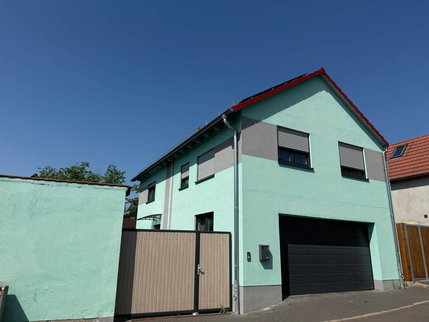 Niedrigenergiehaus mit kleinem Hof und Garten sowie einer großen Doppelgarage – sofort verfügbar –, 99869 Drei Gleichen