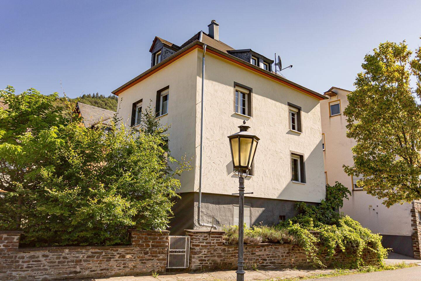Renoviertes Haus mit Moselblick und Terrasse, aufteilbar in 3Wohnungen, in Ediger-Eller, bei Cochem, 56814 Beilstein