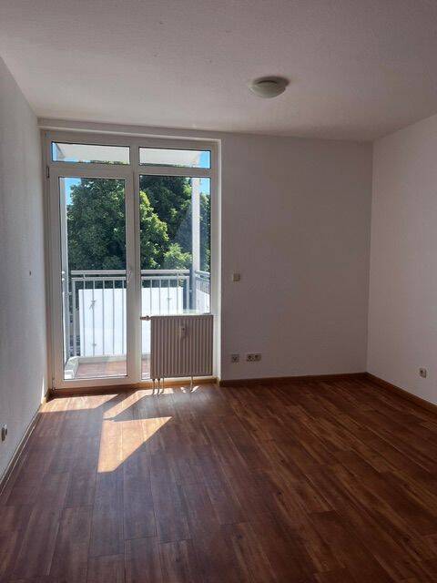 Sehr schöne gepflegte 1-Raumwohnung mit Einbauküche und Balkon in Magdeburg-Reform- Uni Nähe zu vermieten, 39120 Magdeburg (Beyendorf-Sohlen Beyendorfer Grund Hopfengarten Leipziger Str.)
