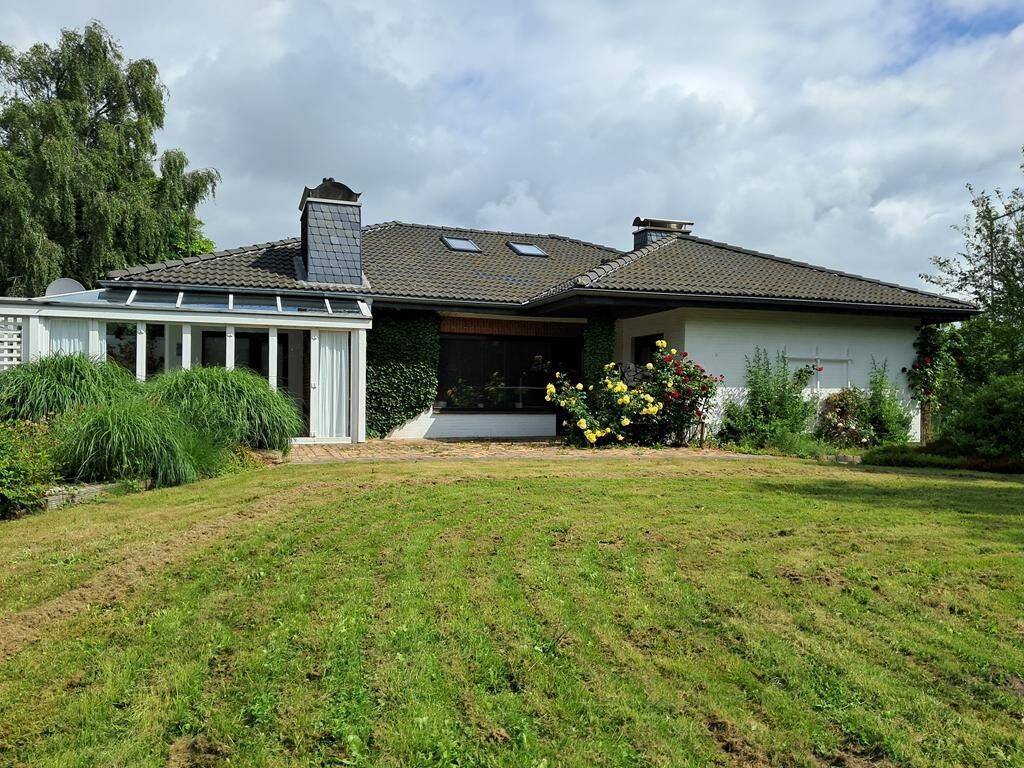 Bungalow mit wunderschönem Garten, Kamin, Wintergarten, Terrasse und Garage mit E-Ladepunkt, 25879 Stapel