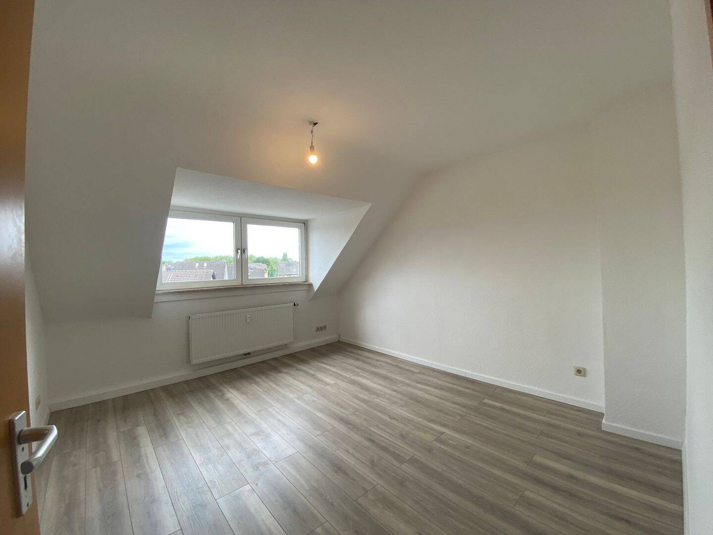 Klein aber fein! Renovierte Dachgeschosswohnung in Bottrop, 46240 Bottrop (Boy Eigen)