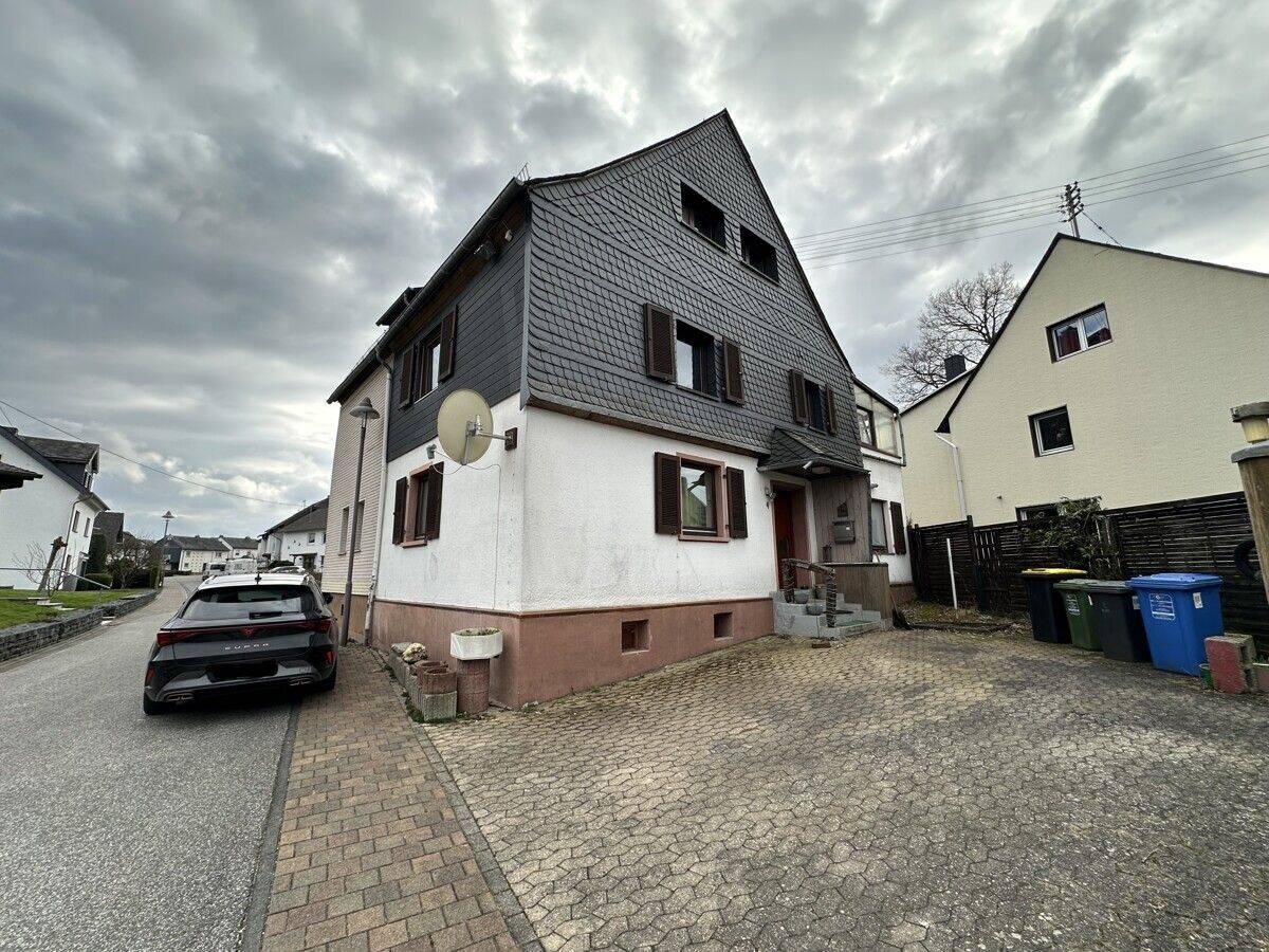 Sanierungsbedürftiges Einfamilienhaus in Kirchberg, 55481 Dillendorf