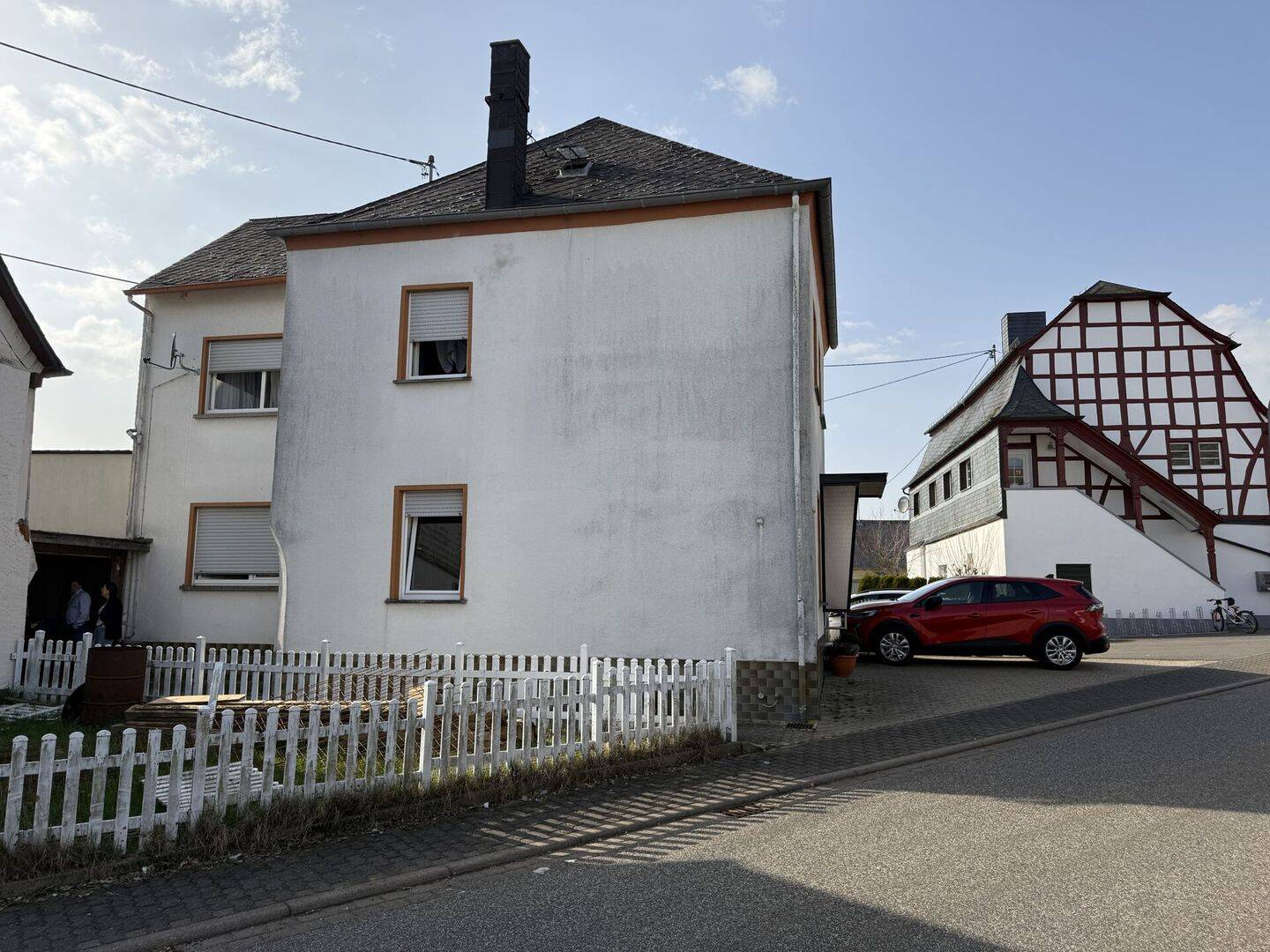 Gemütliches Einfamilienwohnhaus mit separaten Bauplatz in zentraler Wohnlage der Gemeinde Beuren, 56825 Beuren