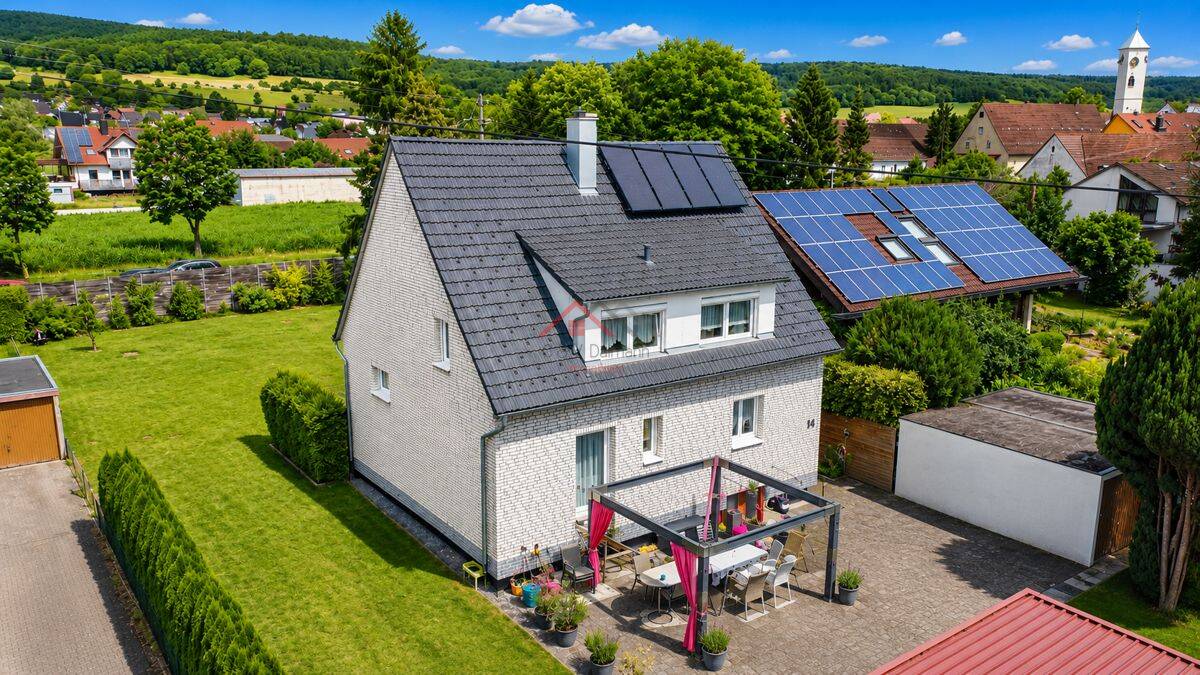 Gepflegtes und modernisiertes Einfamilienhaus mit großem Grundstück, drei Garagen und außergewöhnlich viel Nutzfläche, 78582 Balgheim
