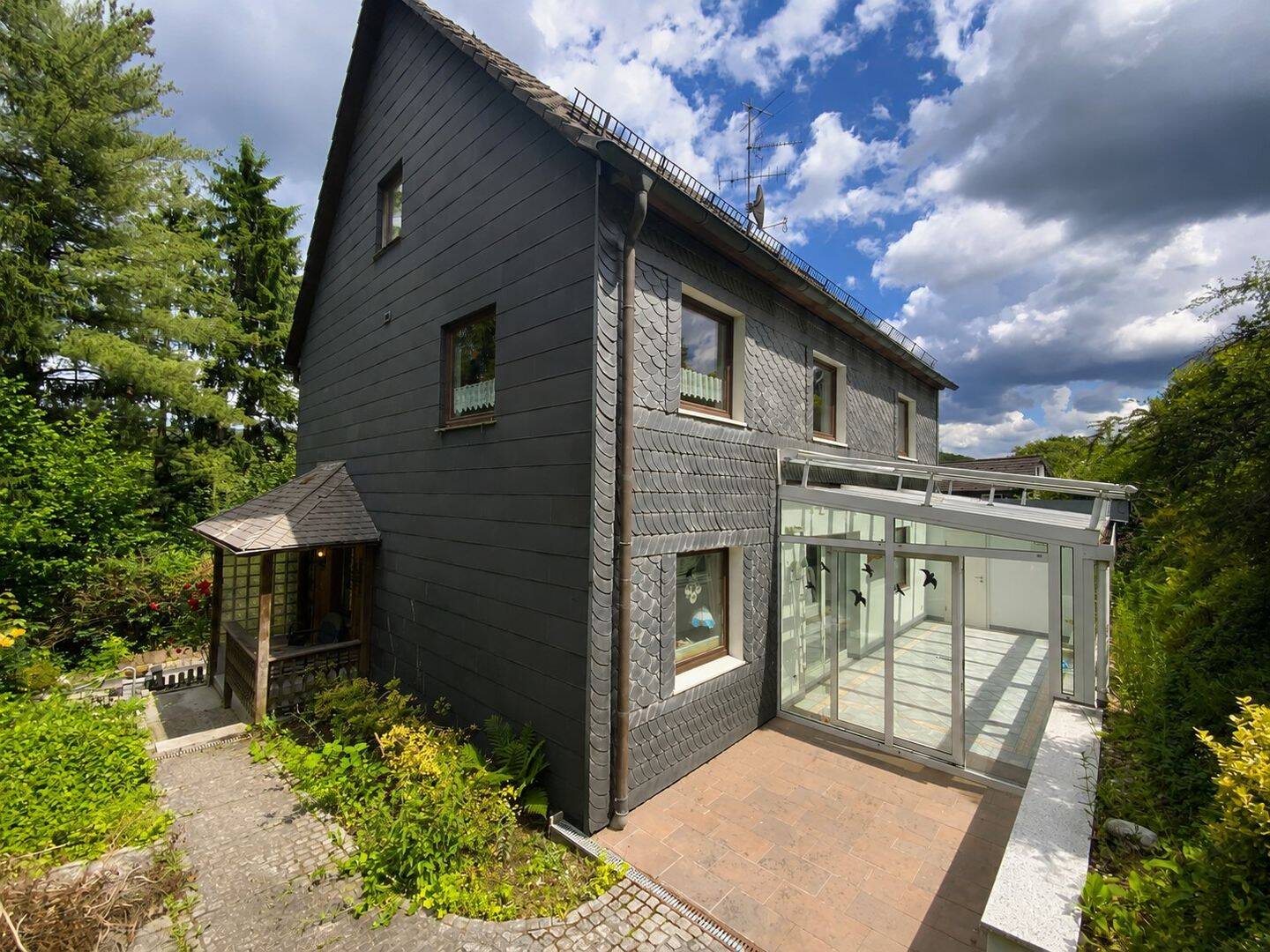Viel Raum für Ideen: Großzügiges Einfamilienhaus mit Ausbaureserve und großem Garten, 42651 Solingen (Gräfrath Solingen-Mitte)