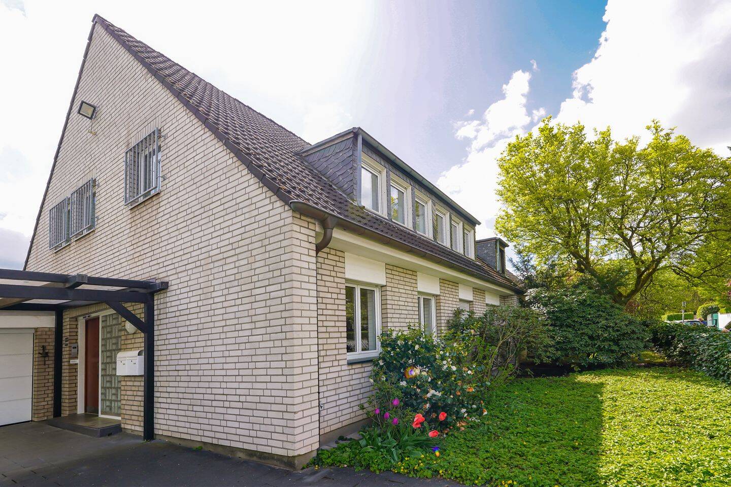 Alt-Wittlaer – Einfamilienhaus mit viel Fläche in bester Lage