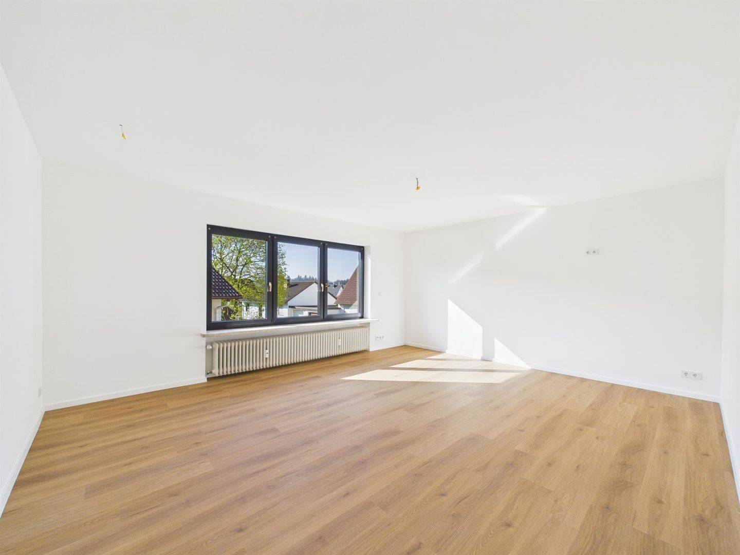 Frisch renoviert, lichtdurchflutet und mit Balkon – 4-Zimmer-ETW in Ahorn, 96482 Ahorn
