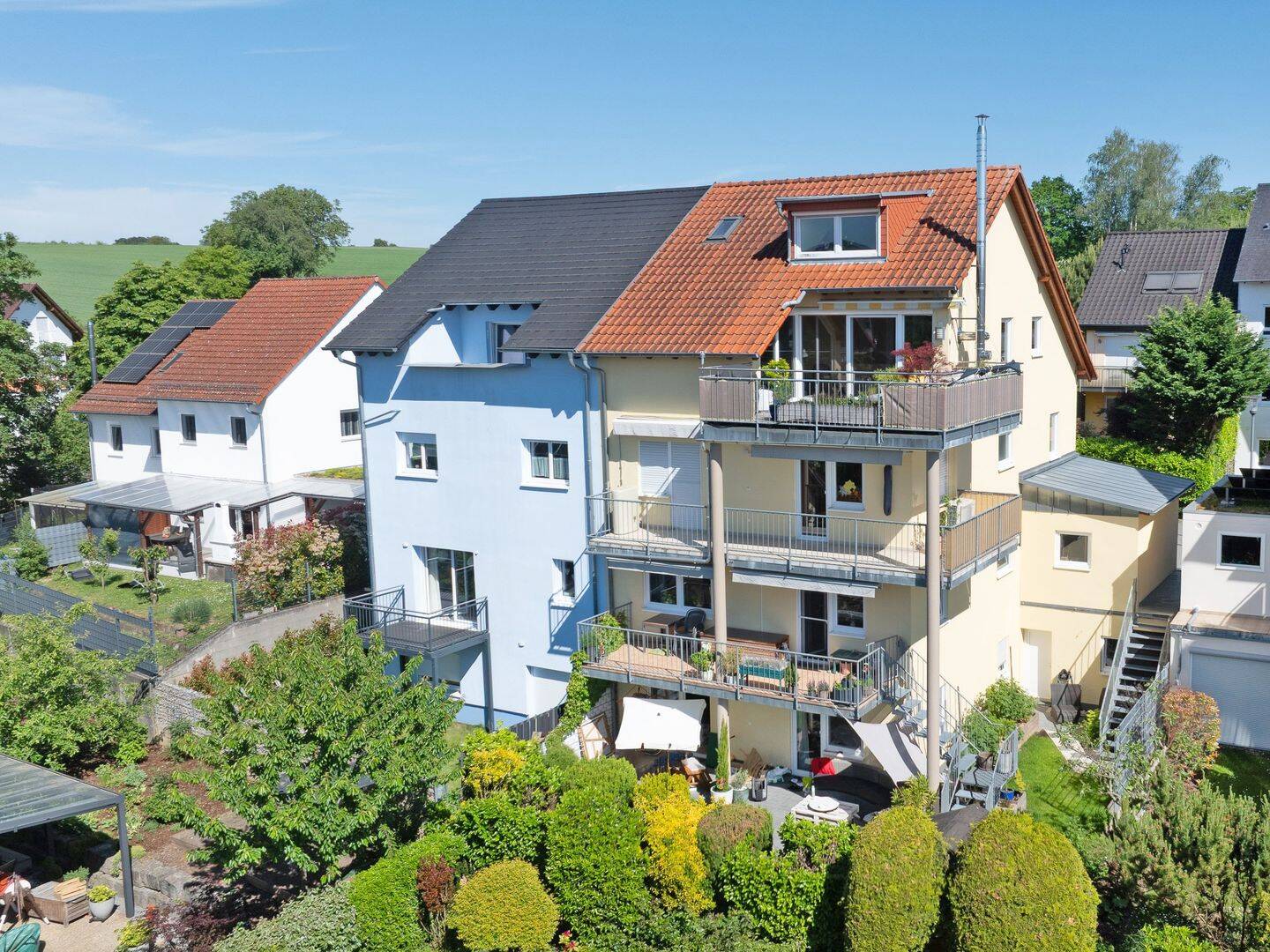 Hausgefühl auf drei Ebenen – Exklusiv Wohnen mit Garten, Dachterrasse und Panoramablick in Mauer, 69256 Mauer