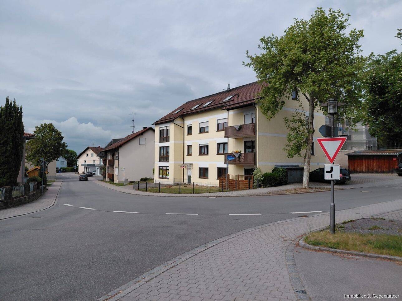 Sofort bezugsfrei! Gepflegte 3-Zimmer-Eigentumswohnung mit Balkon in zentraler Lage von Neuhausen, 94560 Offenberg