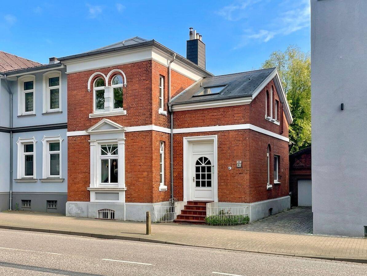 Charmantes Stadthaus mit Garage und Garten in Itzehoe, 25524 Bekmünde