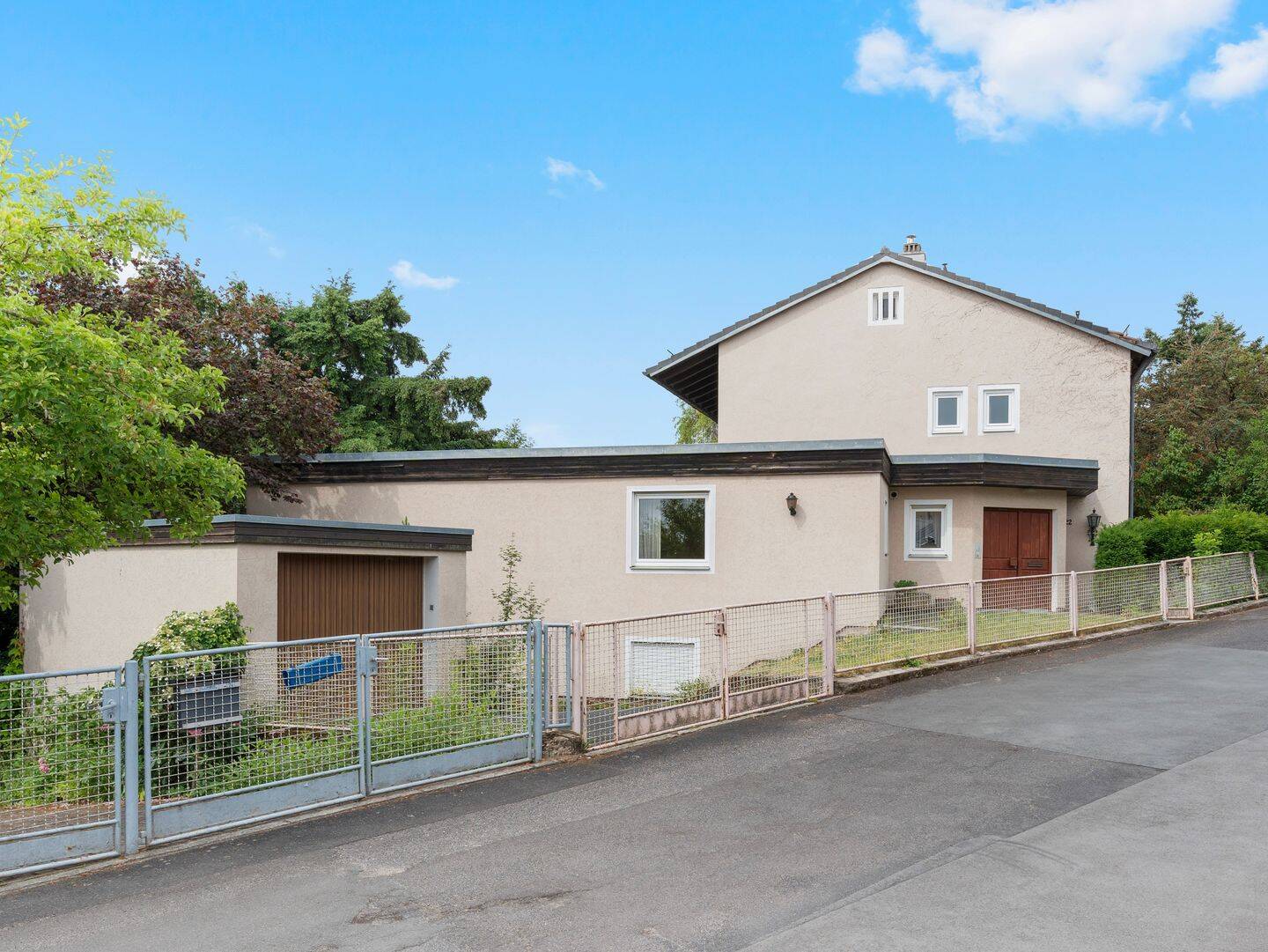 Großzügiges Einfamilienhaus mit Einliegerwohnung und parkähnlichem Grundstück, 92676 Eschenbach i.d. OPf.