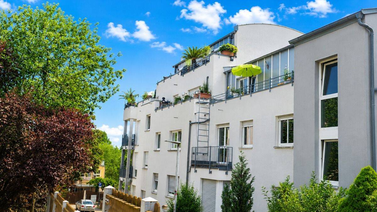 Sonnige 4-Zimmer-Maisonettewohnung mit 4 Südwest Balkonen inkl. Tiefgaragenstellplatz in Fürth – Nähe Wiesengrund, 90762 Fürth (Innenstadt)