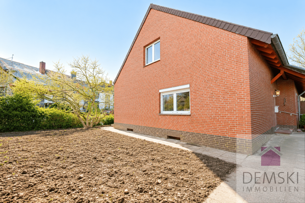 5826: Neuss-Rosellerheide! Haussanierung oder Abriss! Freist. Haus mit 2.500m² Grundstück, 41470 Neuss