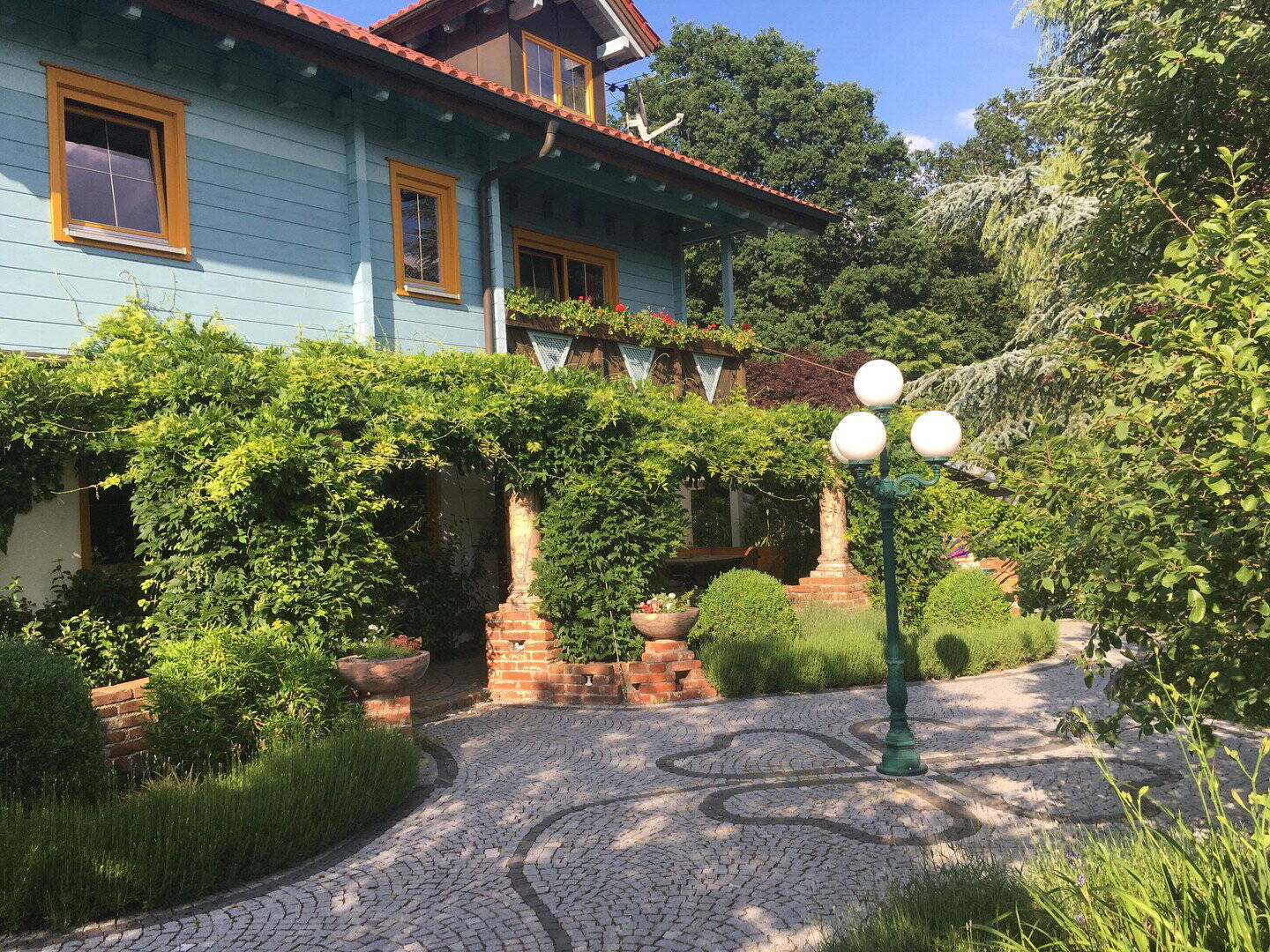 Am Waldrand gelegenes Einfamilienhaus mit ELW und parkähnlichem Garten, 84028 Landshut (Altstadt Peter und Paul)