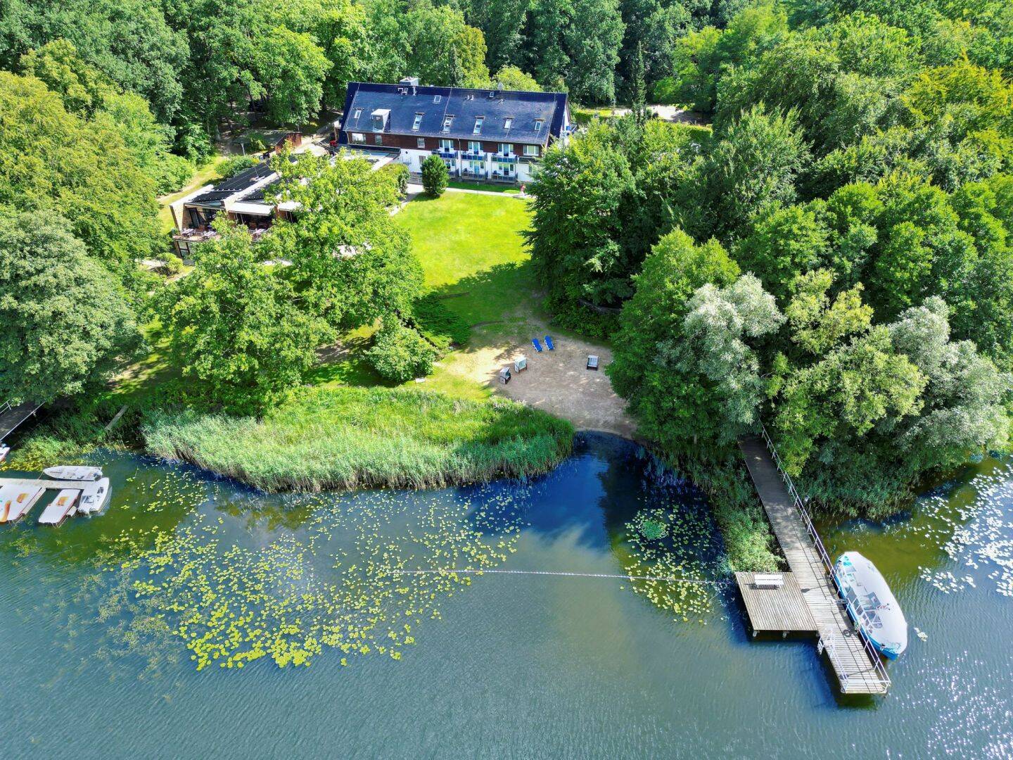 Exklusives Wohnen am See: Stilvolles 1-Zimmer-Apartment mit direktem Seezugang in Lärz