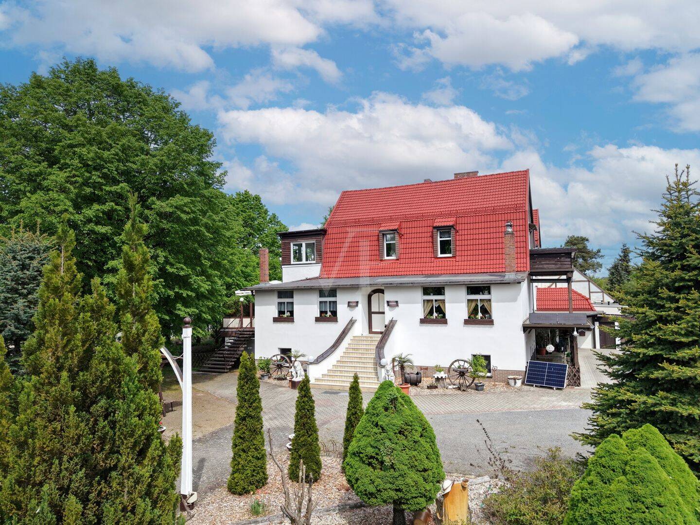 charmante Villa als Wohn- und Geschäftshaus auf parkähnlichen Anwesen, 3238 Massen-Niederlausitz