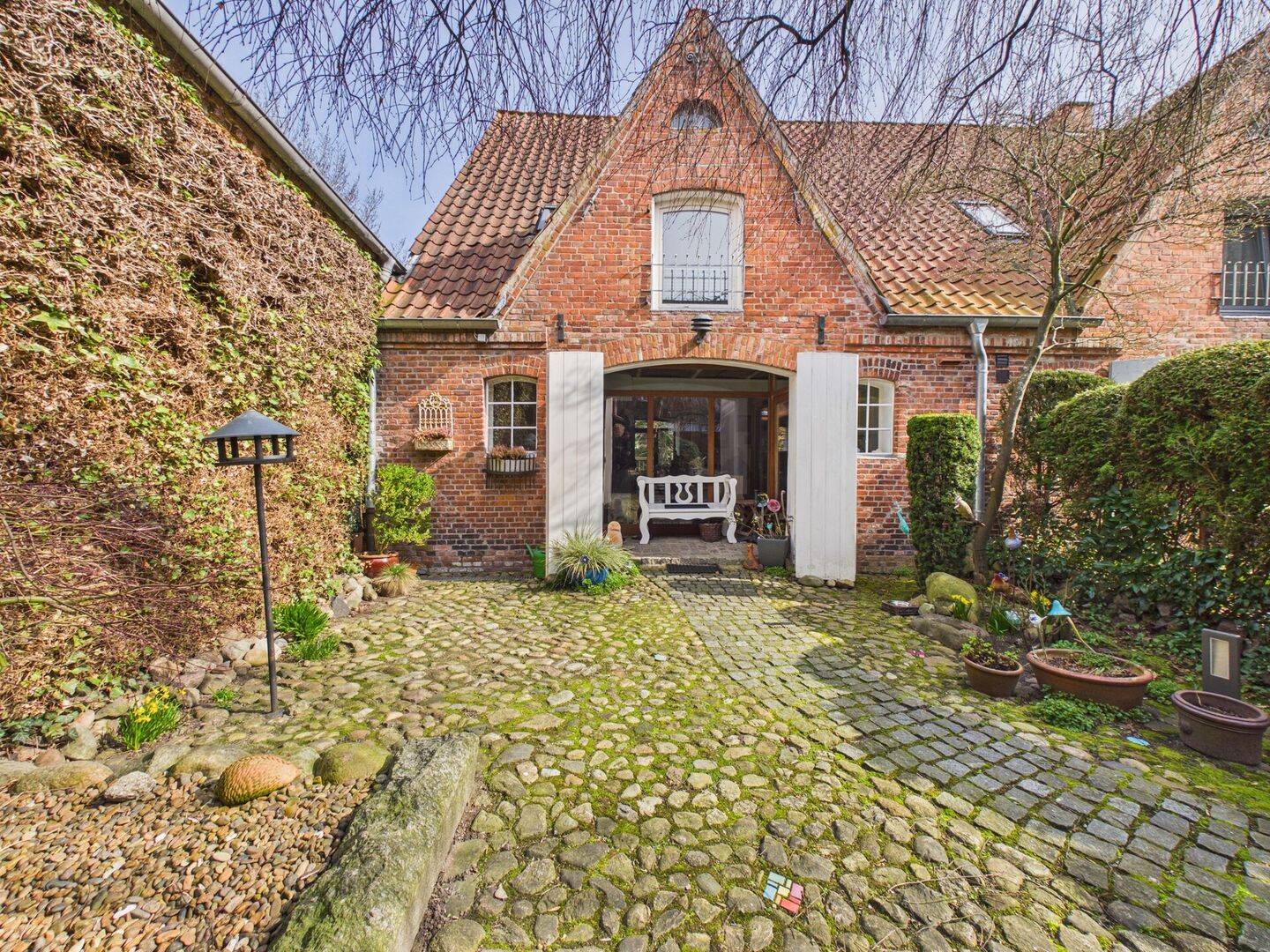 Zentrale und ruhige Wohnung – 3 Zimmer, ca. 110 m² Wohnkomfort in historischem Ambiente, 25813 Husum
