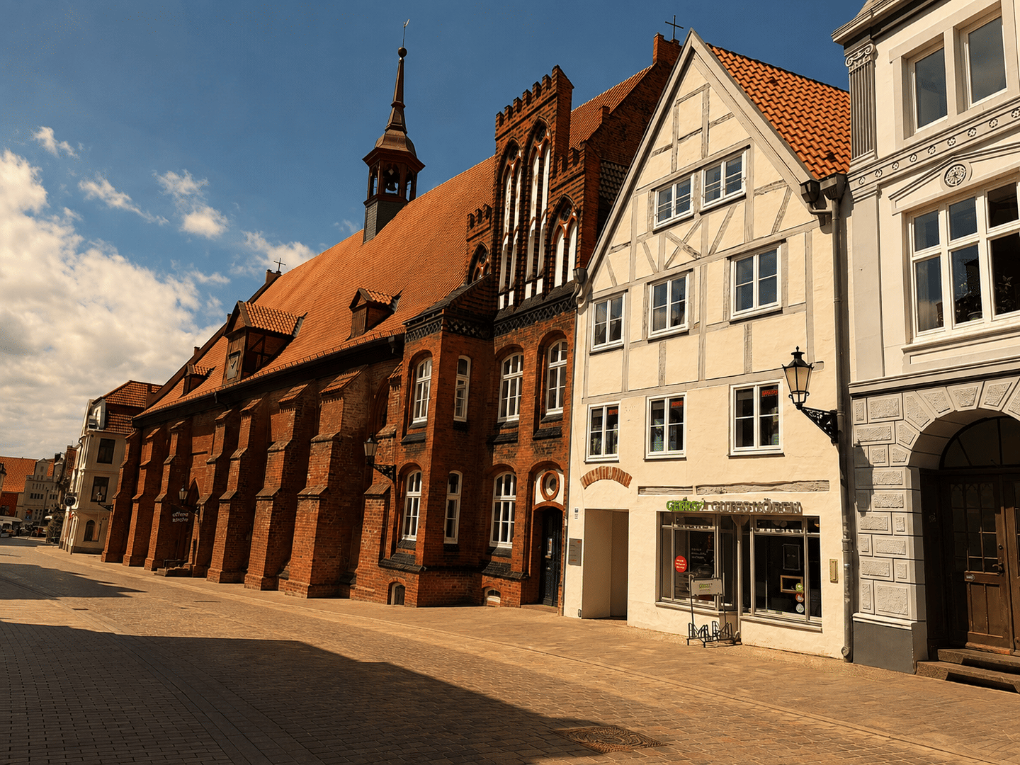 Renovierte Wohnung mit 120 m² in Innenstadtlage mit 2 vermieteten Gewerbeeinheiten, 23966 Bobitz