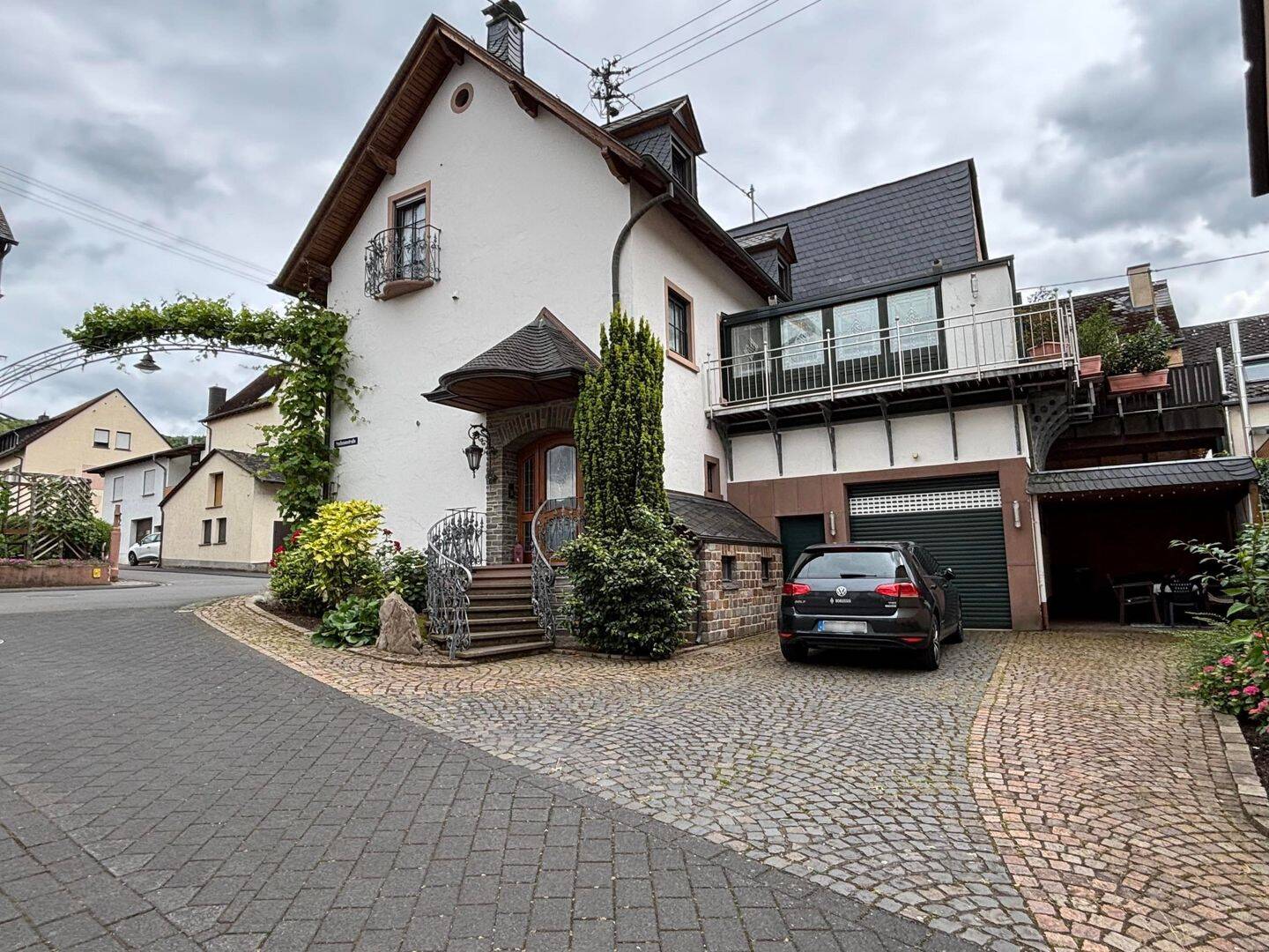 Charmantes Wohnhaus mit Garagen im Ortskern, 54492 Zeltingen-Rachtig