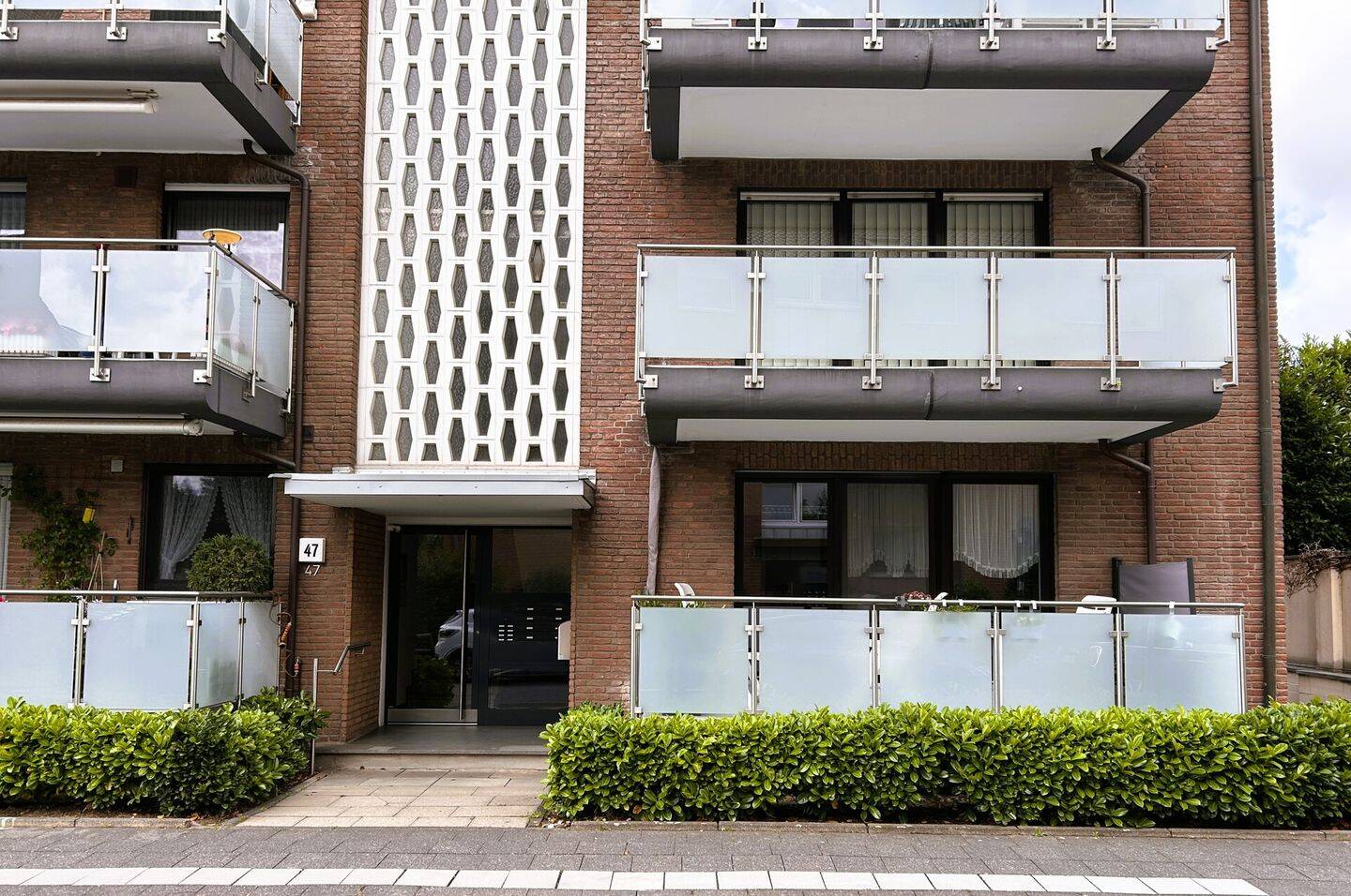 Zwei Balkone, klare Struktur und echtes Potenzial – 3 Zimmer Wohnung in Lank Latum., 40668 Meerbusch