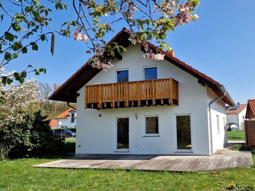 Jetzt einziehen! Frisch renoviertes Einfamilienhaus mit Garage und Terrasse in idyllischer Traumlage, 84508 Burgkirchen a.d. Alz