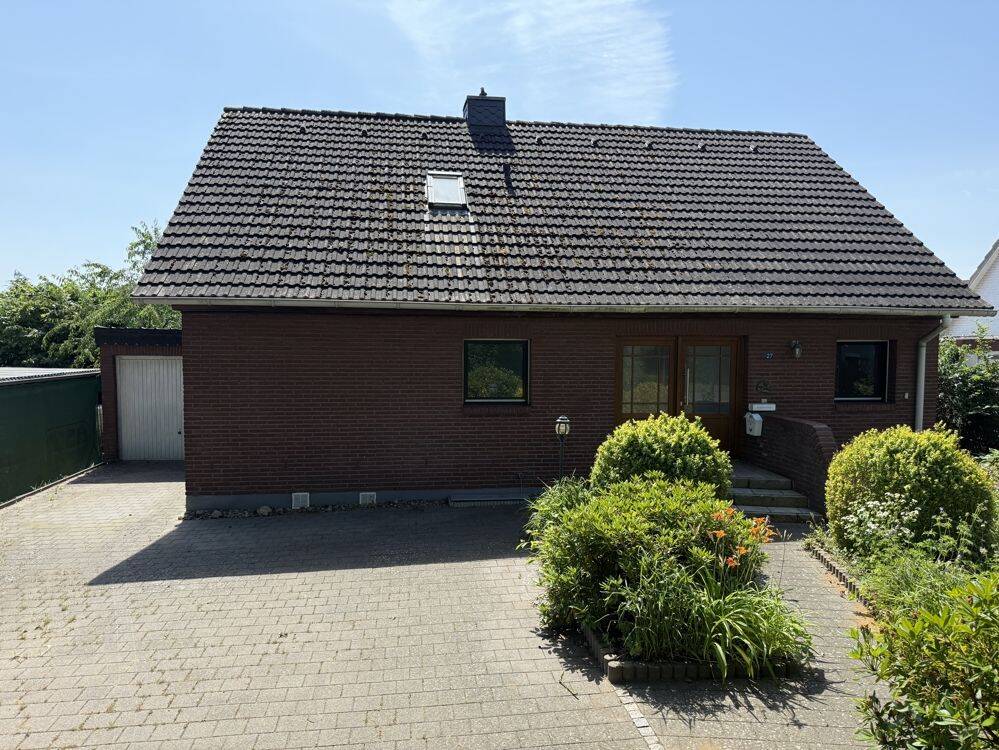 Einfamilienhaus mit Einliegerwohnung, 5 Zimmer, 2 Bäder, Vollkeller und Garage, 24632 Heidmoor