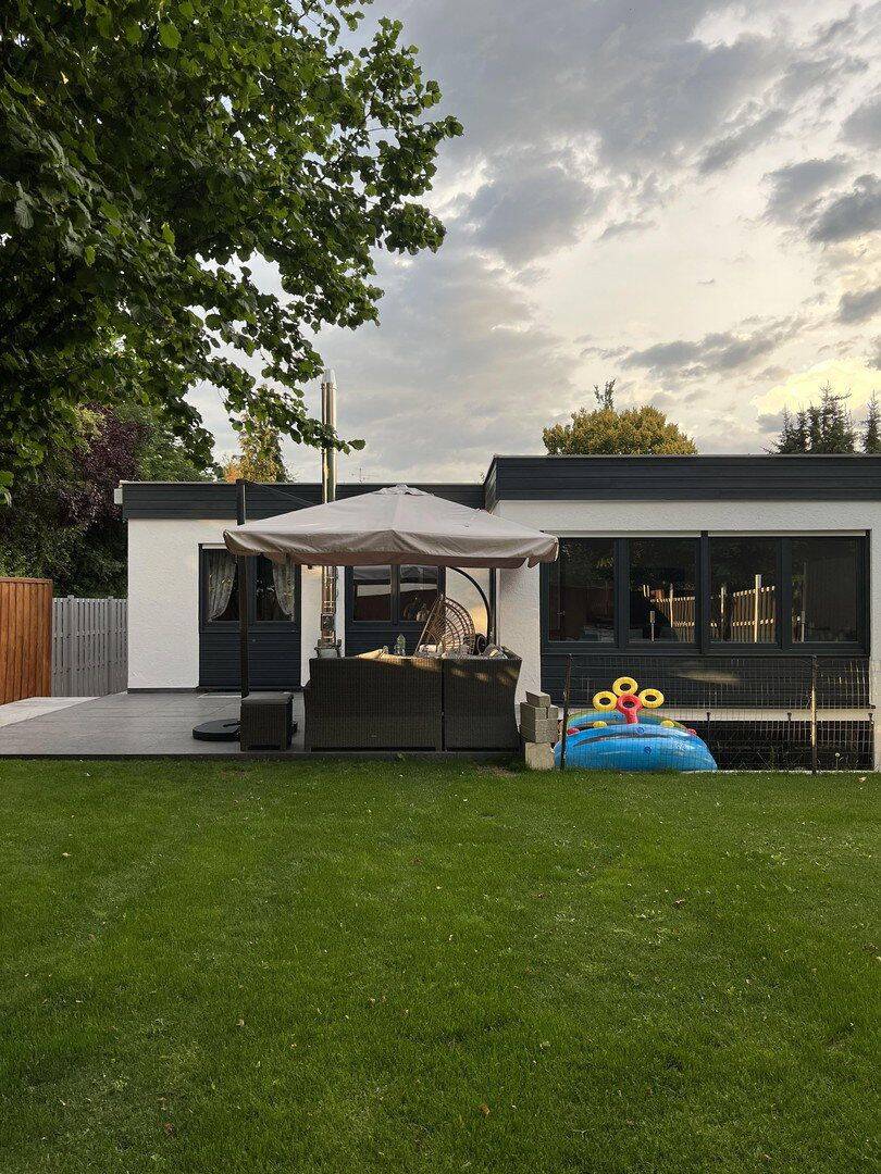 Lichtdurchfluteter Reihenbungalow mit Garten und Sauna in ruhiger Lage, 82178 Puchheim